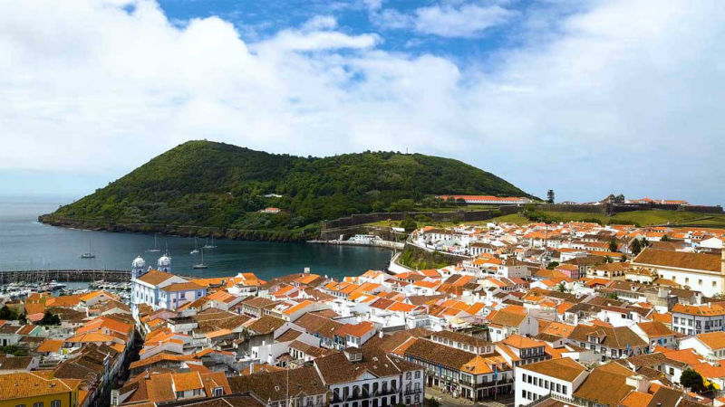 Vue d'Angra do Heroísmo aux Açores